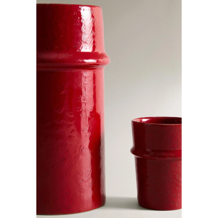 рельефная ваза с глянцевой отделкой