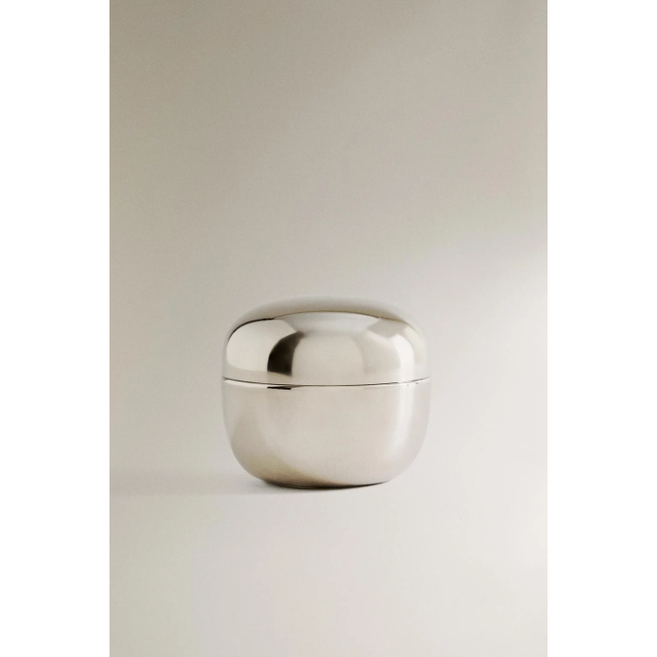 Большая круглая металлическая коробка