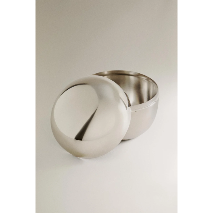 Большая круглая металлическая коробка