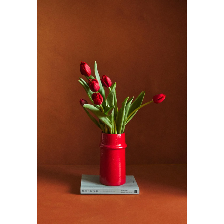 рельефная ваза с глянцевой отделкой