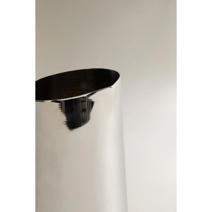 Металлическая ваза