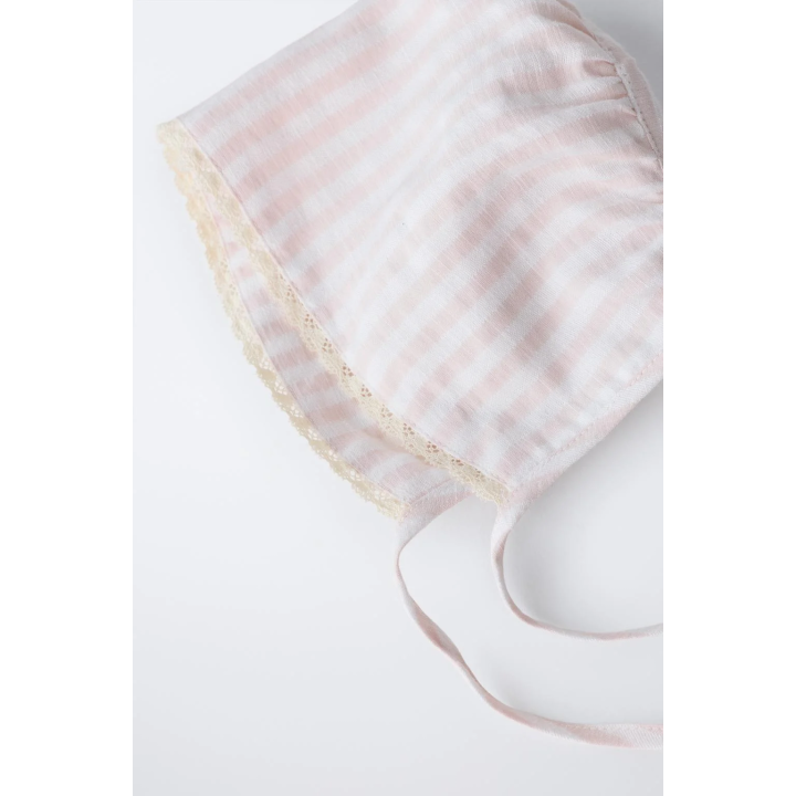 Бонет с полосатым узором из сирожи и кружевом