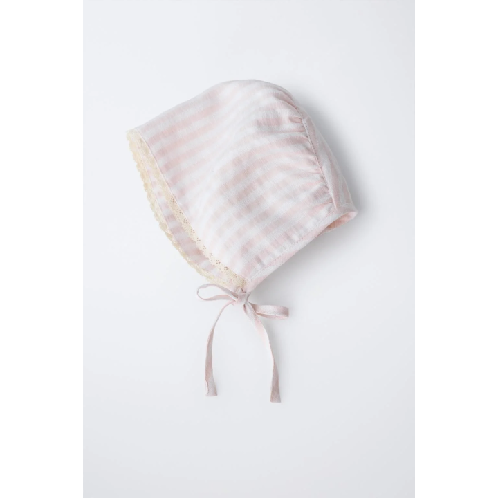 Бонет с полосатым узором из сирожи и кружевом