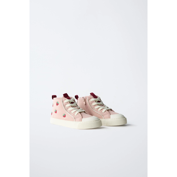 СПОРТИВНЫЕ БОТИНКИ С КЛУБНИЧКАМИ