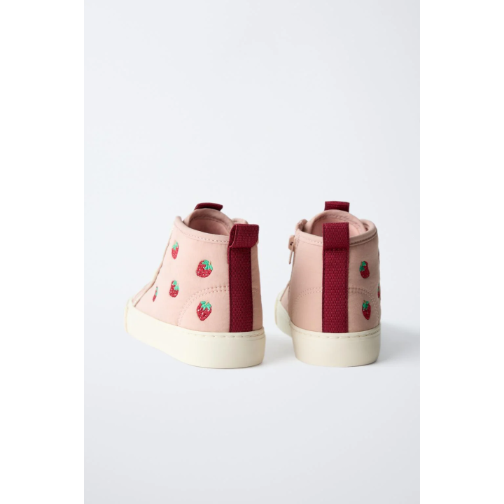 СПОРТИВНЫЕ БОТИНКИ С КЛУБНИЧКАМИ