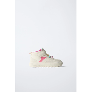 СПОРТИВНЫЕ БОТИНКИ С ДЕТАЛЯМИ