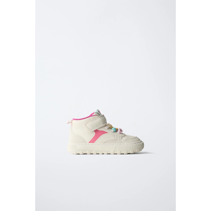 СПОРТИВНЫЕ БОТИНКИ С ДЕТАЛЯМИ