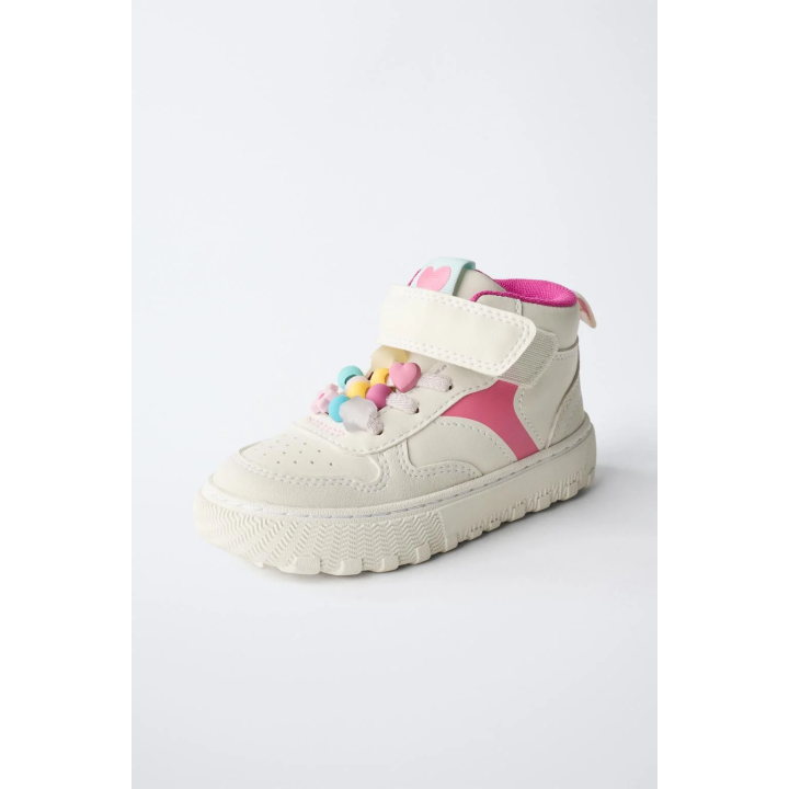 СПОРТИВНЫЕ БОТИНКИ С ДЕТАЛЯМИ