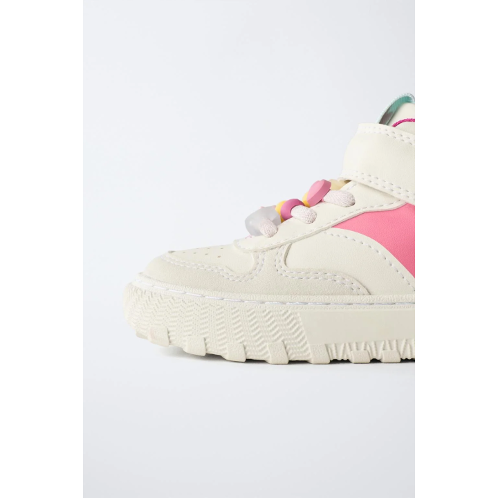 СПОРТИВНЫЕ БОТИНКИ С ДЕТАЛЯМИ