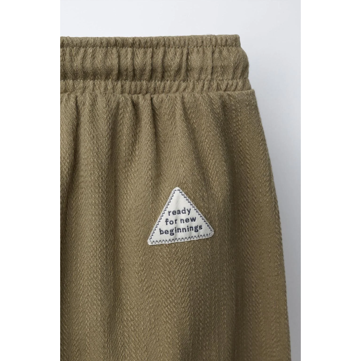 БРЮКИ С ТЕКСТУРНЫМ РИСУНКОМ И НАШИВКОЙ