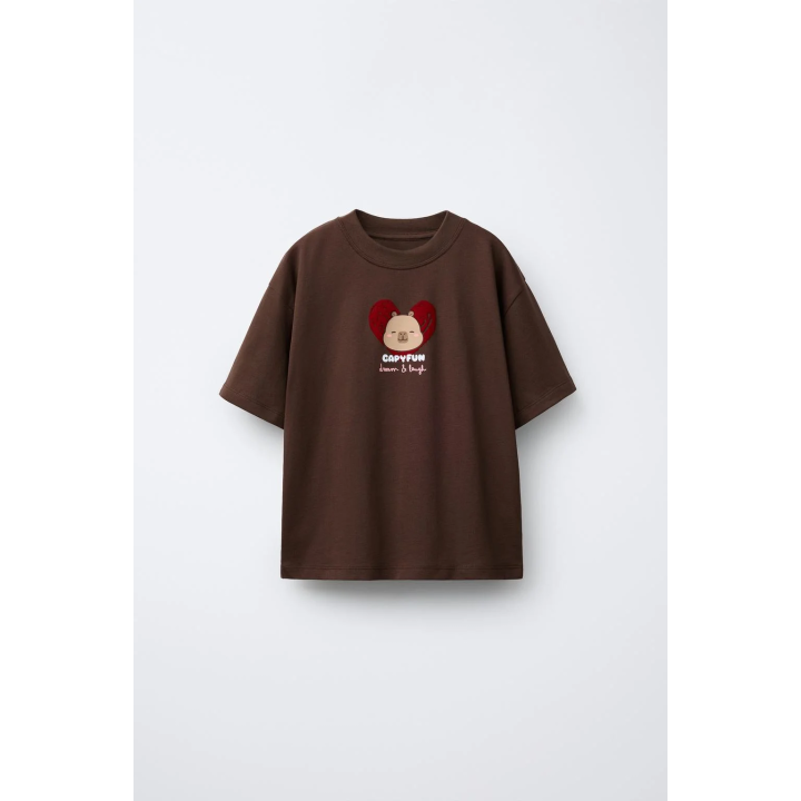 ФУТБОЛКА С РЕЛЬЕФНЫМ ПРИНТОМ «КАПИБАРА CAPYFUN ©»