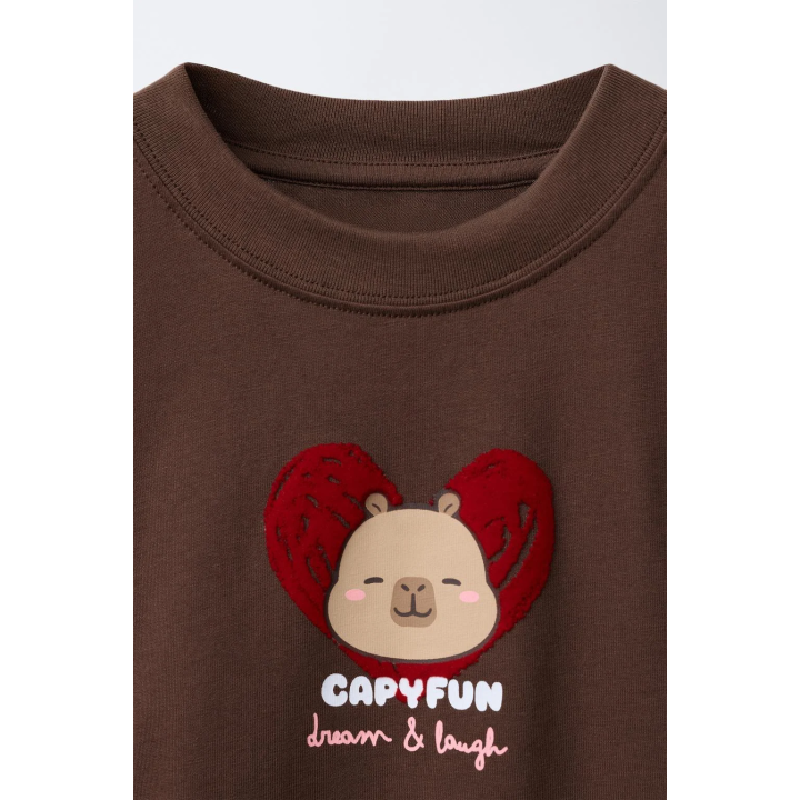 ФУТБОЛКА С РЕЛЬЕФНЫМ ПРИНТОМ «КАПИБАРА CAPYFUN ©»