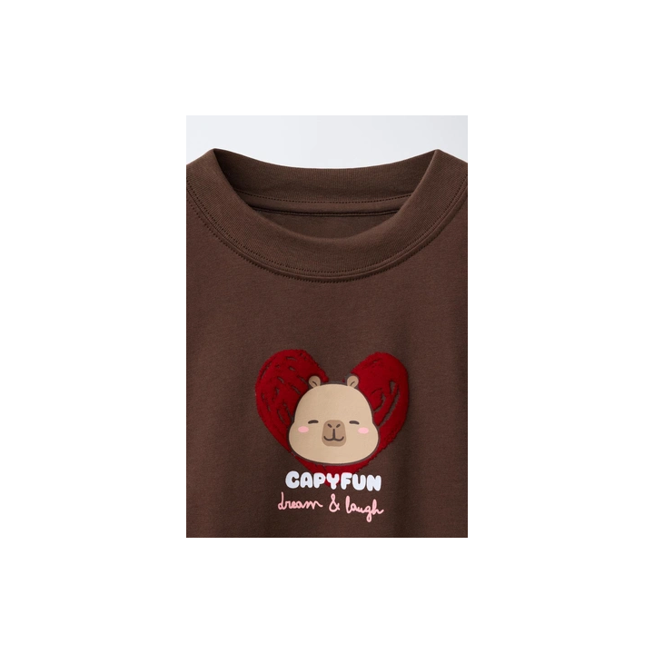 ФУТБОЛКА С РЕЛЬЕФНЫМ ПРИНТОМ «КАПИБАРА CAPYFUN ©»