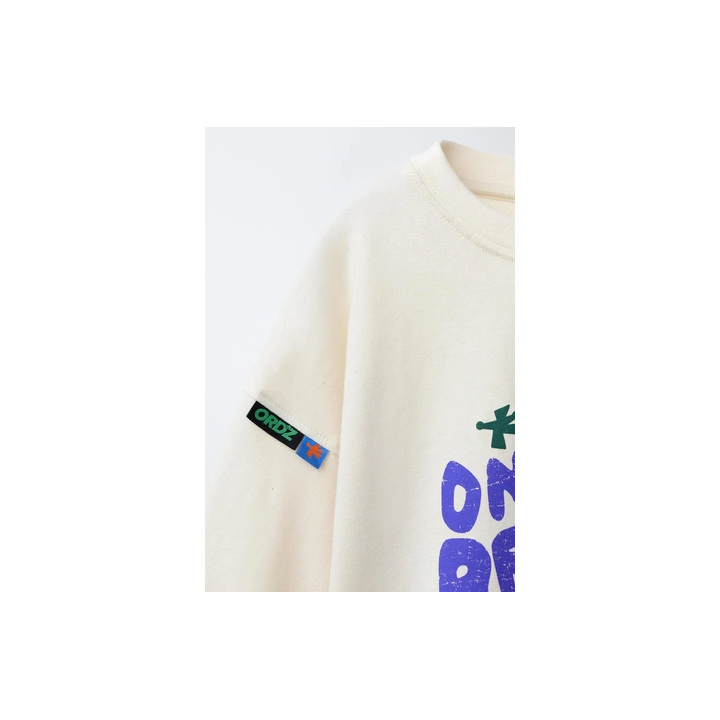 ФУТБОЛКА С ПРИНТОМ И НАШИВКОЙ