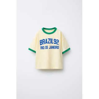 ФУТБОЛКА С КОНТРАСТНЫМИ КРОМКАМИ И НАДПИСЬЮ