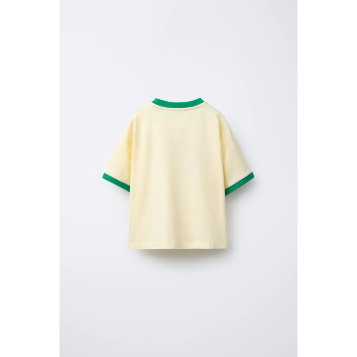 ФУТБОЛКА С КОНТРАСТНЫМИ КРОМКАМИ И НАДПИСЬЮ