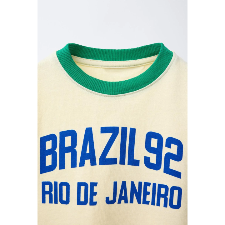 ФУТБОЛКА С КОНТРАСТНЫМИ КРОМКАМИ И НАДПИСЬЮ