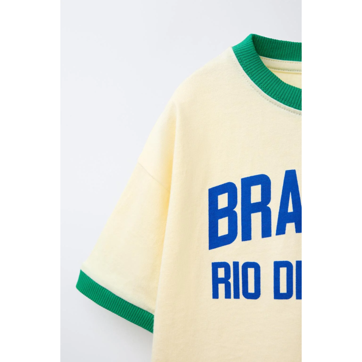 ФУТБОЛКА С КОНТРАСТНЫМИ КРОМКАМИ И НАДПИСЬЮ