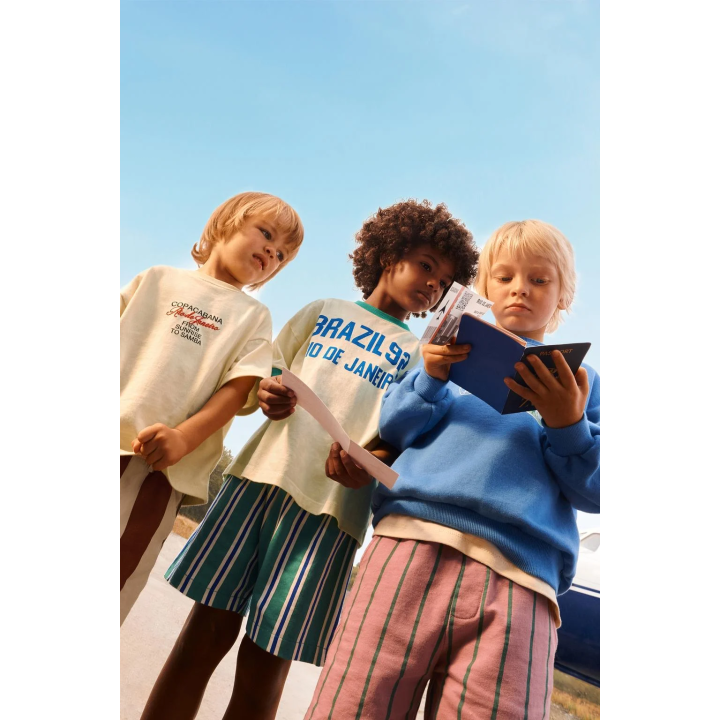 ФУТБОЛКА С КОНТРАСТНЫМИ КРОМКАМИ И НАДПИСЬЮ