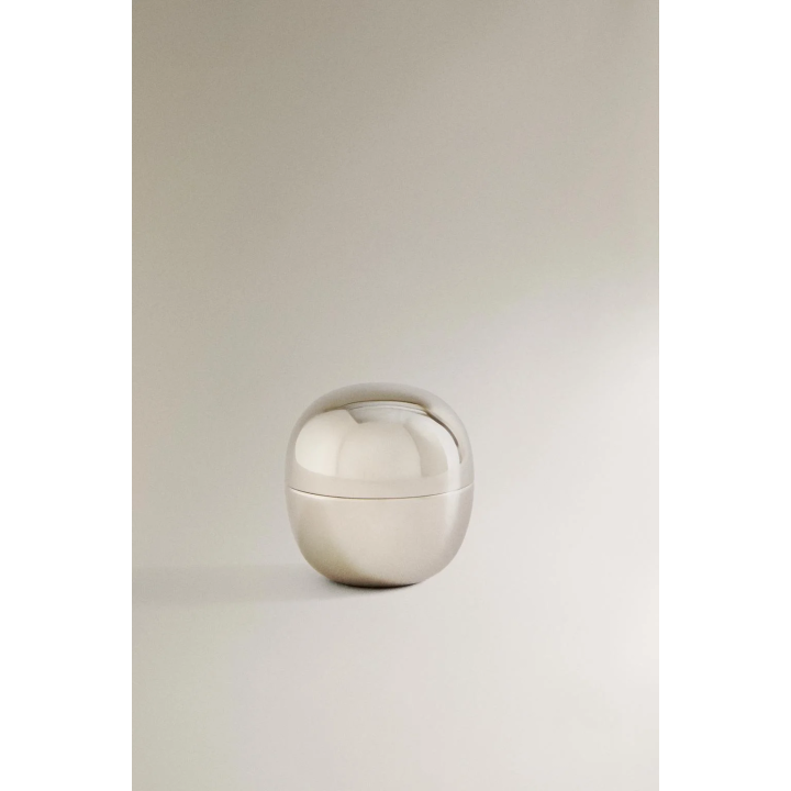 Маленькая круглая металлическая коробка