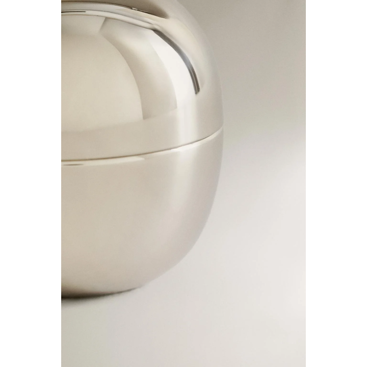 Маленькая круглая металлическая коробка