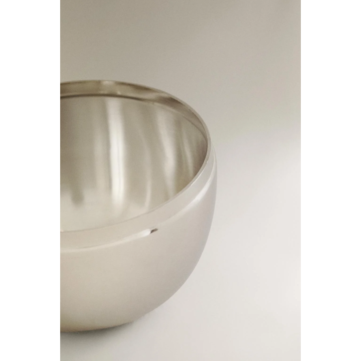 Маленькая круглая металлическая коробка