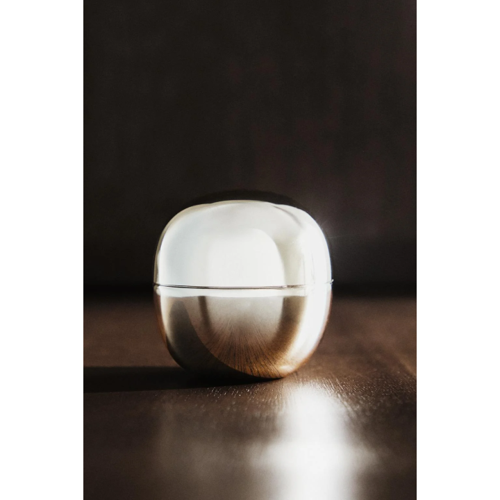 Маленькая круглая металлическая коробка