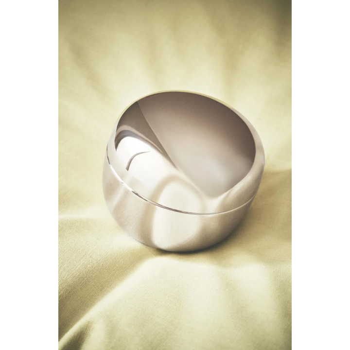 Большая круглая металлическая коробка