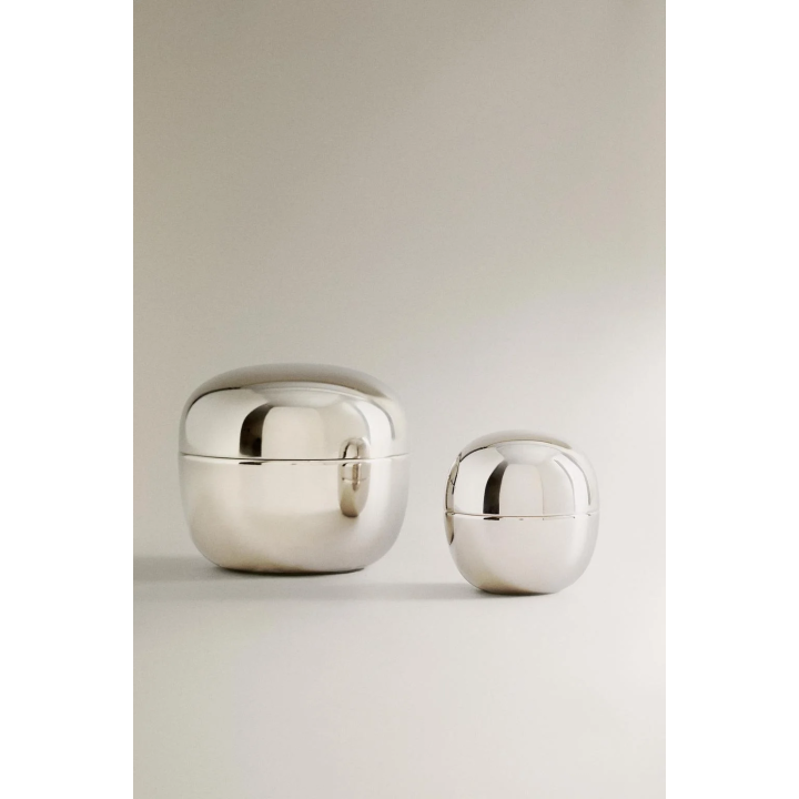 Большая круглая металлическая коробка