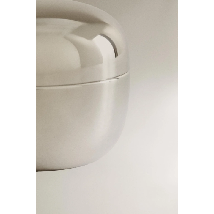 Большая круглая металлическая коробка