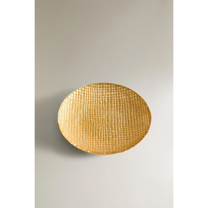 Золотая неправильной формы стеклянная тарелка