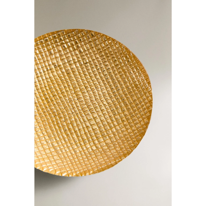 Золотая неправильной формы стеклянная тарелка