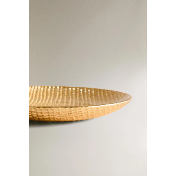 Золотая неправильной формы стеклянная тарелка