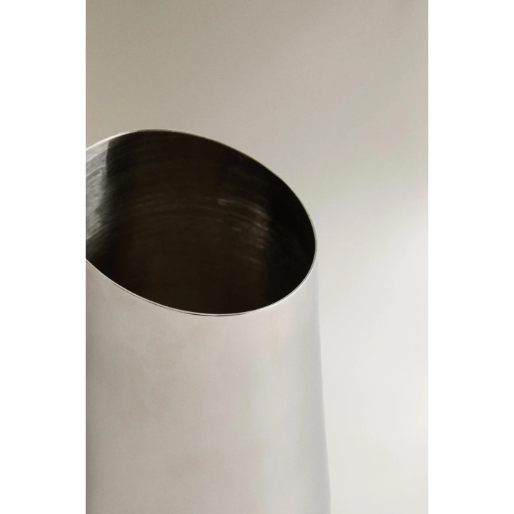 Металлическая ваза