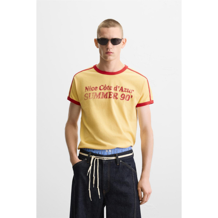 ФУТБОЛКА С КОНТРАСТНОЙ НАДПИСЬЮ И ОКАНТОВКОЙ В РУБЧИК