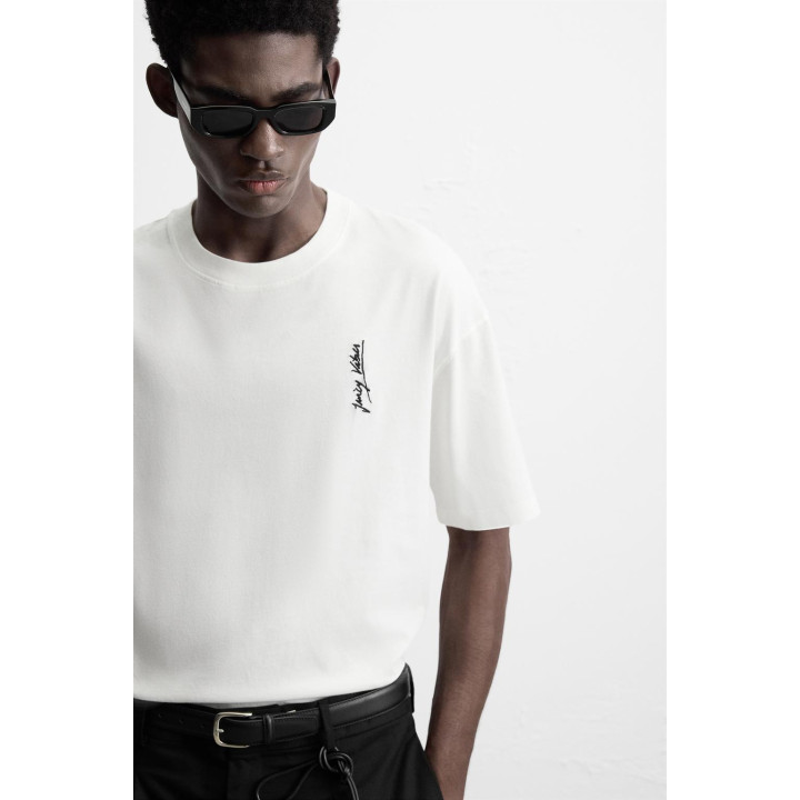 Футболка с вышитыми надписями