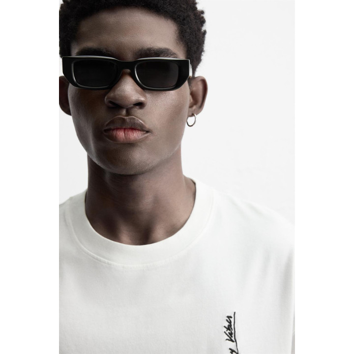 Футболка с вышитыми надписями