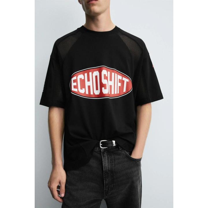 ФУТБОЛКА С КОМБИНИРОВАННЫМИ ГРАФИЧЕСКИМИ РИСУНКАМИ