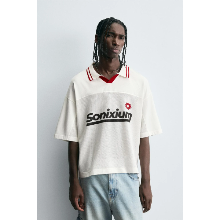 ПОЛО С РЕТРО-ПРИНТОМ В ФУТБОЛЬНОМ СТИЛЕ