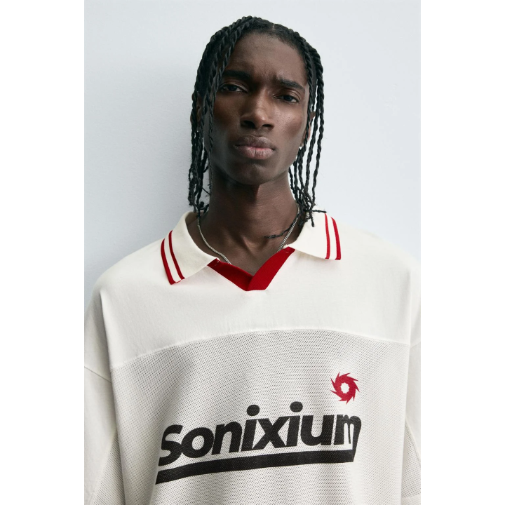 ПОЛО С РЕТРО-ПРИНТОМ В ФУТБОЛЬНОМ СТИЛЕ