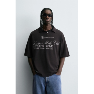 ПОЛО С ЭФФЕКТОМ СТИРКИ И ПРИНТОМ С ТЕКСТОМ