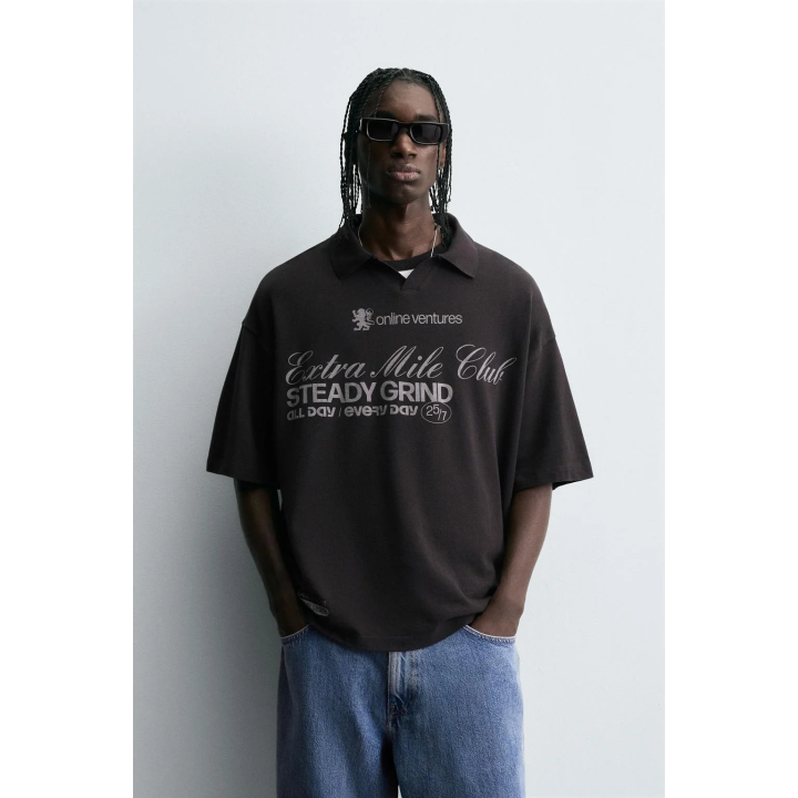 ПОЛО С ЭФФЕКТОМ СТИРКИ И ПРИНТОМ С ТЕКСТОМ