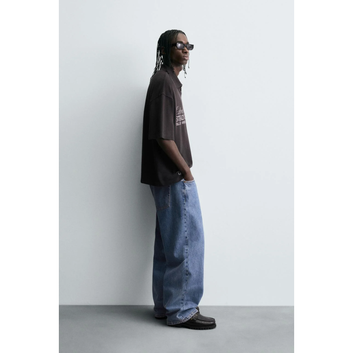 ПОЛО С ЭФФЕКТОМ СТИРКИ И ПРИНТОМ С ТЕКСТОМ