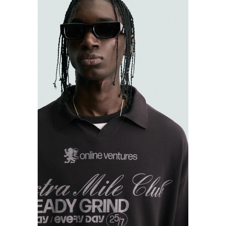 ПОЛО С ЭФФЕКТОМ СТИРКИ И ПРИНТОМ С ТЕКСТОМ