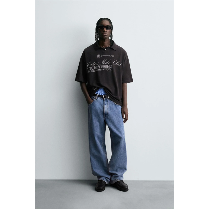 ПОЛО С ЭФФЕКТОМ СТИРКИ И ПРИНТОМ С ТЕКСТОМ