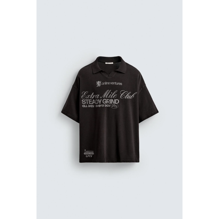 ПОЛО С ЭФФЕКТОМ СТИРКИ И ПРИНТОМ С ТЕКСТОМ