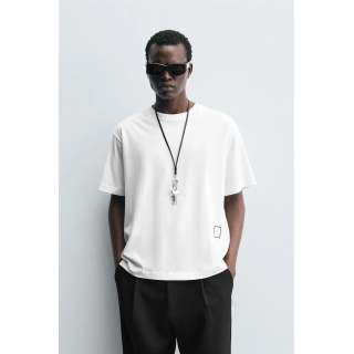 ФУТБОЛКА С КОНТРАСТНЫМИ НАШИВКАМИ