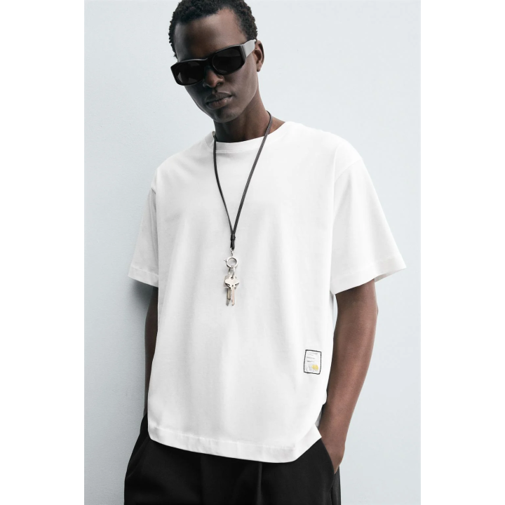 ФУТБОЛКА С КОНТРАСТНЫМИ НАШИВКАМИ