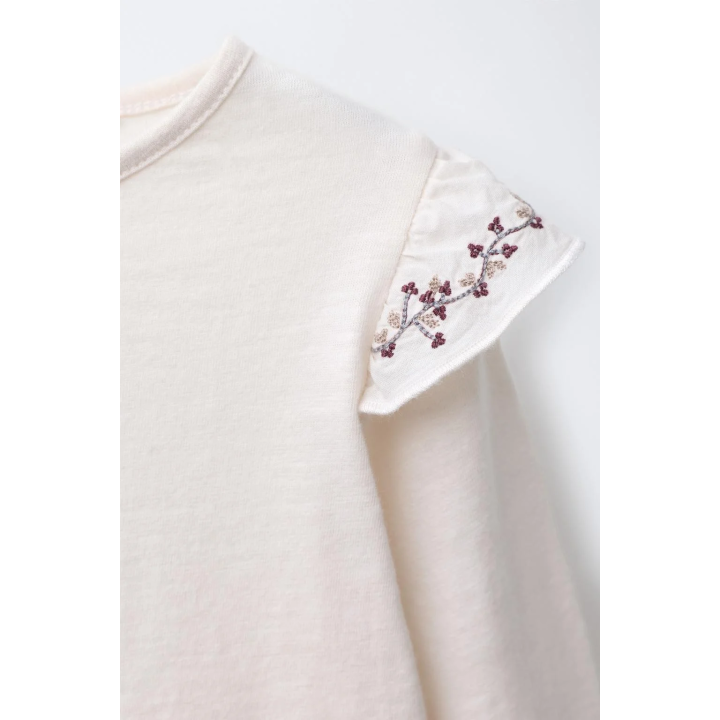 ФУТБОЛКА С ВОЛАНАМИ И ЦВЕТОЧНОЙ ВЫШИВКОЙ