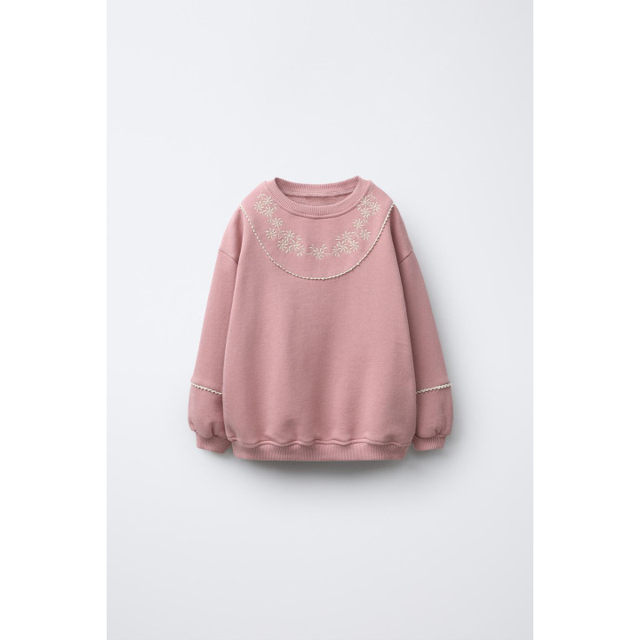 ТОЛСТОВКА С ВЫШИВКОЙ В ВИДЕ ЦВЕТОВ